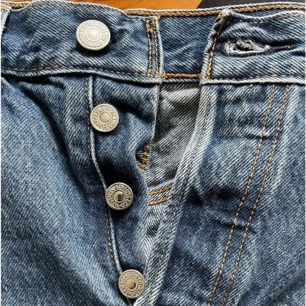 Levi's Premium Denim 501 High Rise Shorts Size 26 Raw Hem Medium Wash Button Fly - Picture 4 of 6